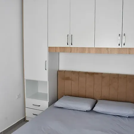 Lägenhet Cozy Near New Bazaar With Free Parking Tirana