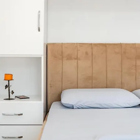 Cozy Near New Bazaar With Free Parking Τίρανα